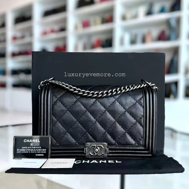 Chanel Luxury Handbag for High - End EventsBoy New Medium 25CM Quilted Calfskin Black Ruthenium Silver Hardware Series 18